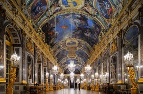 France, Yvelines (78), château de Versailles, classé Patrimoine Mondial de l'UNESCO, Galerie des Glaces (longueur 73m et largeur 10,50m) avec 17 fenêtres et 357 miroirs, architecte Jules Hardouin-Mansart (1678 - 1684)  France, Yvelines, Chateau de Versailles, listed as World Heritage by UNESCO, Galerie des Glaces (Hall of Mirrors), length 73m and width 10,50m, with 17 windows and 357 mirrors, architect Jules Hardouin Mansart (1678-1684)