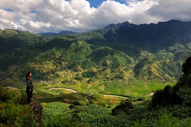 Vietnam, province de Lao Cai, région de Sapa, jeune femme de la minorité Hmong Noir surplombant sa vallée de Hau Thao   Vietnam, Lao Cai province, Sapa district, young woman from the Black Hmong minority group overlooking her valley Hau Thao