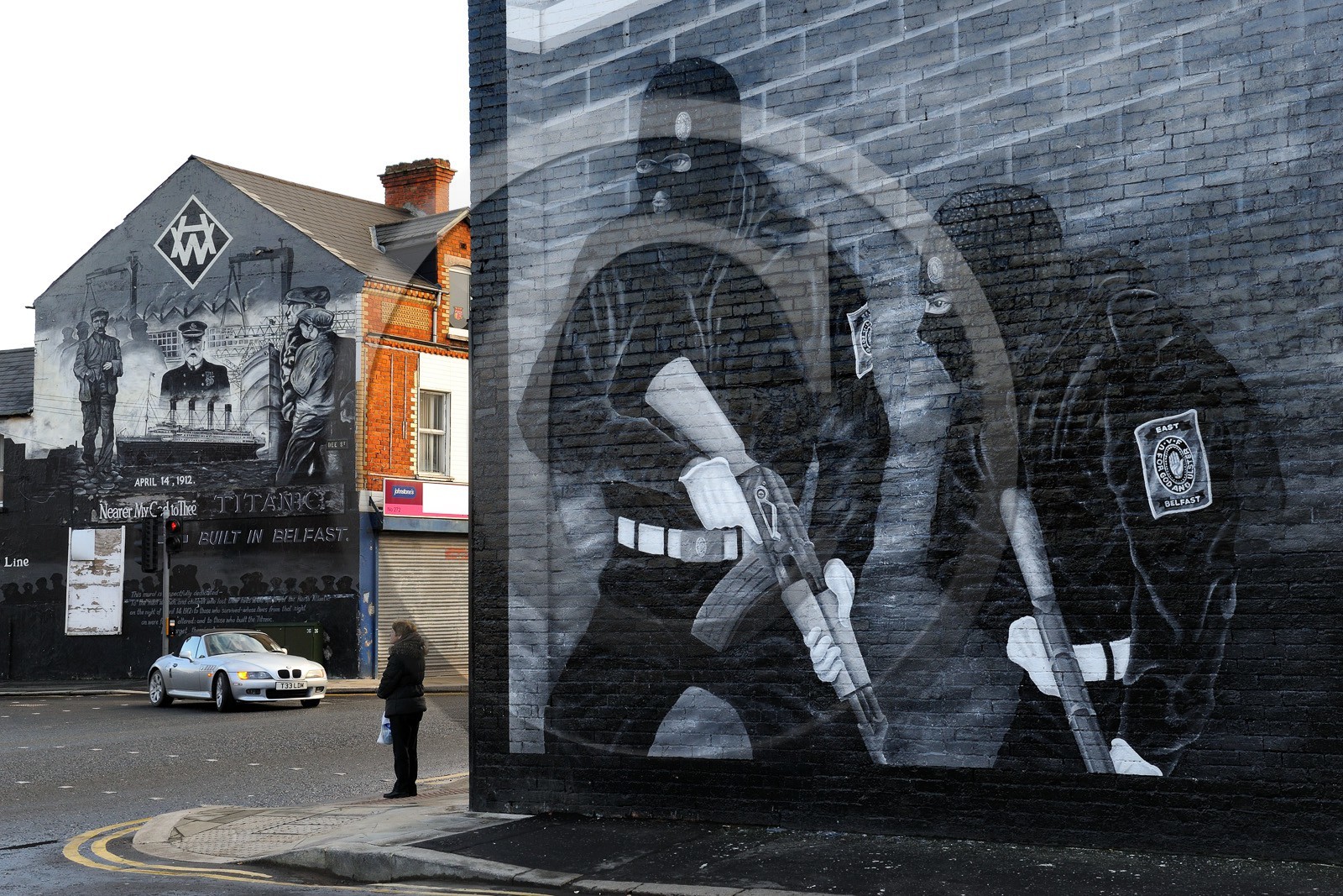 Royaume-Uni, Irlande du Nord, Belfast Est, les quartiers loyalistes protestants, Newtownards Road, fresque murale politique à la gloire des milices loyalistes et une autre à la memoire du Titanic built in Belfast en arriere plan  United Kingdom, Northern Ireland, East Belfast, protestant loyalist districts of Newtownards road, political wall paintings to the glory of Loyalist militias and mural in memory of the Titanic built in Belfast in the background