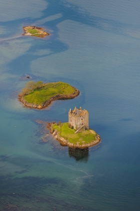 Royaume-Uni, Ecosse, Highland, Port Appin, le château de Stalker est une maison tour à quatre étages se trouvant sur îlot du Loch Laich dans un bras de mer du Loch Linnhe (vue aérienne)  United Kingdom, Scotland, Highland, Port Appin, Castle Stalker is a four-storey tower house or keep picturesquely set on a tidal islet on Loch Laich an inlet off Loch Linnhe (aerial view)