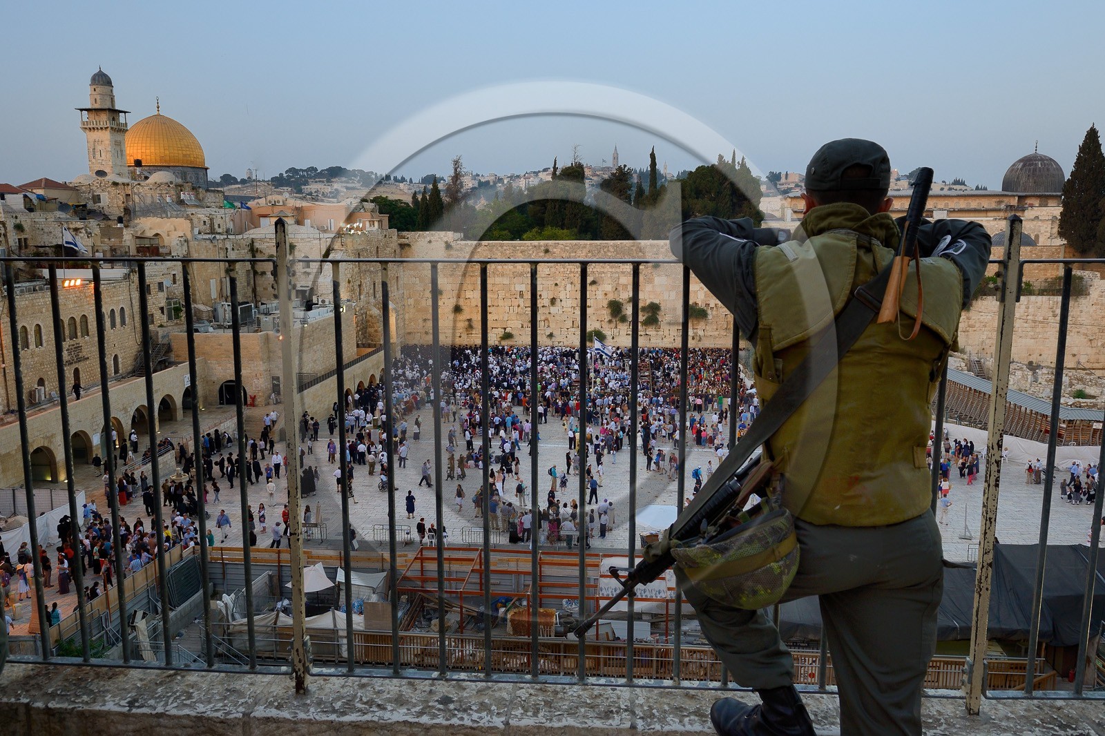 Israel, Jérusalem, ville sainte, vieille-ville classée Patrimoine Mondial de l'UNESCO, Mur des Lamentations ou mur occidental faisant partie des murs de soutènement de l'esplanade du Temple construite par Hérode Ier le Grand sous la surveillance d'un soldat en arme  Israel, Jerusalem, holy city, the old town listed as World Heritage by UNESCO, the Western Wall part of the retaining walls of the Temple Mount built by Herod the Great under the surveillance of an armed soldier