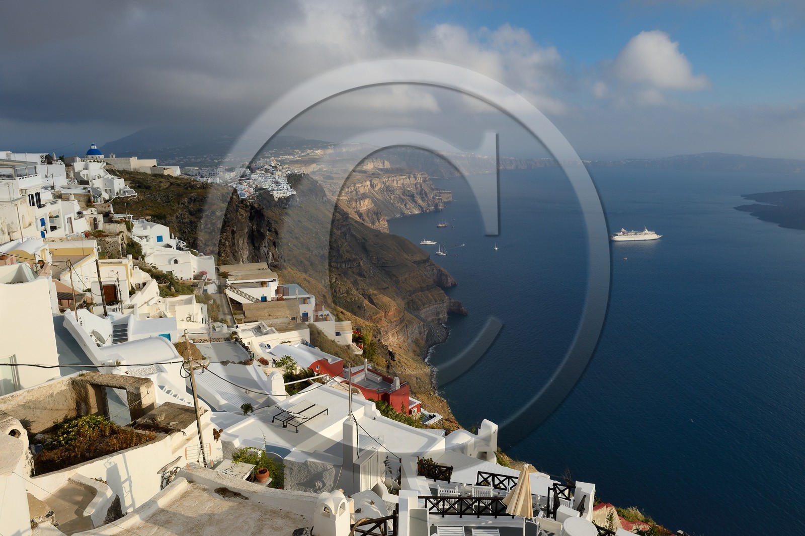 Grèce, Les Cyclades, mer Égée, île de Santorin (Thira ou Théra), le village d'Imerovigli qui surplombe la caldeira  Greece, Cyclades, Aegean Sea, Santorini (Thira or Thera), the village of Imerovigli overlooking the caldera