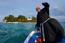 Croatie, Dalmatie, côte dalmate, Ile d’Ugljan, Preko, le frère franciscain Bozo Susic quittant le Monastère Franciscain de l'îlot Galovac sur sa barque  Croatia, Dalmatia, Dalmatian Coast, Ugljan Island, Preko, Franciscan friar Bozo Susic leaving the Franciscan Monastery of the Galovac island on his boat