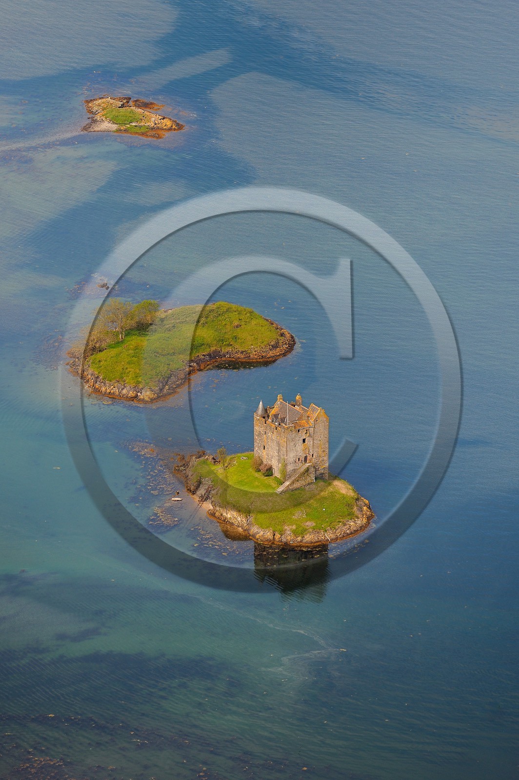 Royaume-Uni, Ecosse, Highland, Port Appin, le château de Stalker est une maison tour à quatre étages se trouvant sur îlot du Loch Laich dans un bras de mer du Loch Linnhe (vue aérienne)  United Kingdom, Scotland, Highland, Port Appin, Castle Stalker is a four-storey tower house or keep picturesquely set on a tidal islet on Loch Laich an inlet off Loch Linnhe (aerial view)