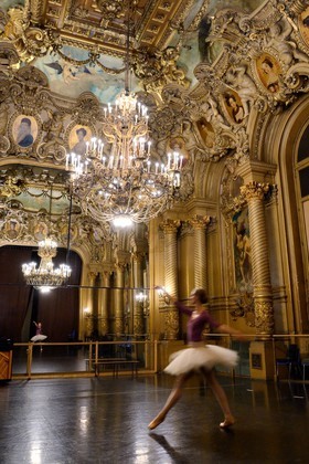 France, Paris (75), Opéra Garnier, échauffements avant d'entrer en scène dans le foyer de la Danse  France, Paris, the Garnier Opera, warm-ups before going on stage in the Foyer de la Danse