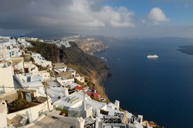Grèce, Les Cyclades, mer Égée, île de Santorin (Thira ou Théra), le village d'Imerovigli qui surplombe la caldeira  Greece, Cyclades, Aegean Sea, Santorini (Thira or Thera), the village of Imerovigli overlooking the caldera