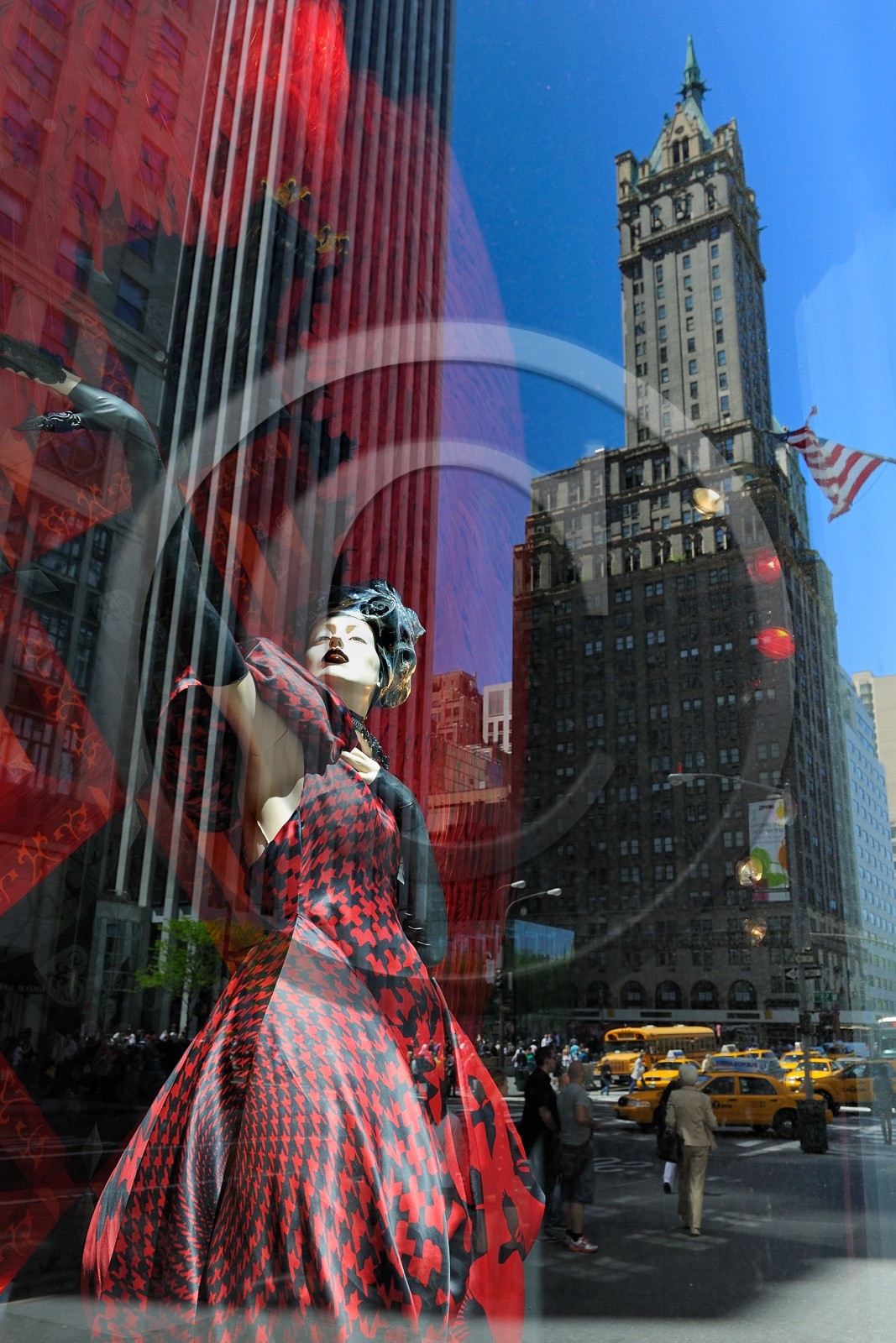 Etats-Unis, New York, Manhattan, reflet d'un gratte-ciel dans la vitrine dédiée à Alexander Mc Queen de la boutique Bergdorf Goodman sur la 5ème avenue   United States, New York, Manhattan, reflection of a skyscraper in a shop window dedicated to Alexander McQueen of the store Bergdorf Goodman on 5th Avenue