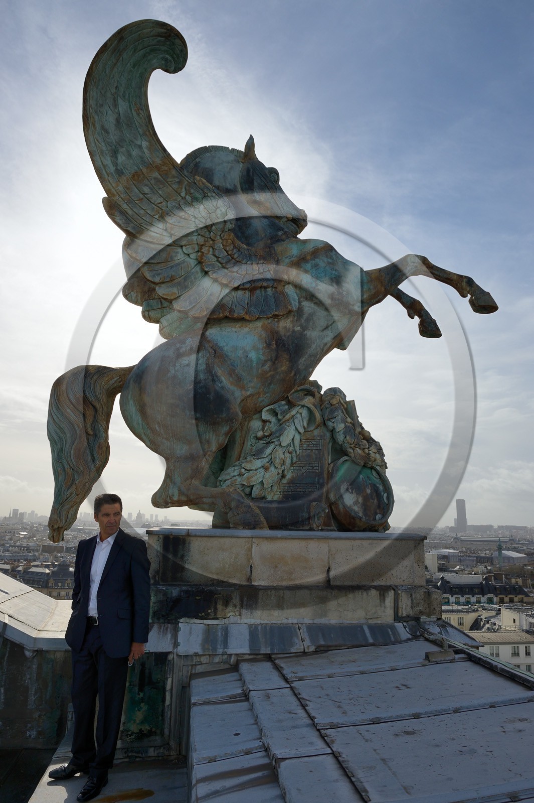 France, Paris (75), statue de cheval ailé sur le toit de l'Opéra Garnier et le chef du service intérieur Gilles Djeraouane  France, Paris, winged horse statue on the roof of the Opera Garnier and the chief concierge Gilles Djeraouane