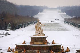 France, Yvelines (78), parc du château de Versailles sous la neige, classé Patrimoine Mondial de l'UNESCO, le Bassin de Latone et la perspective des jardins et de l'axe du Soleil vers le Grand Canal gelé  France, Yvelines, snow covered park of the Chateau de Versailles, listed as World Heritage by UNESCO, the Latona Basin and gardens perspective and the Axe du Soleil (the Sun Axis) to the frozen Grand Canal
