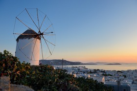 Grèce, Les Cyclades, mer Égée, île de Mykonos, Chora (Mykonos town), moulin à vent surplombant la vieille ville et les cinq moulins (Kato Mili) en arrière plan  Greece, Cyclades islands, Mykonos island, Chora (Mykonos town), windmill overlooking the old town and the five mills (Kato Milli) in the background