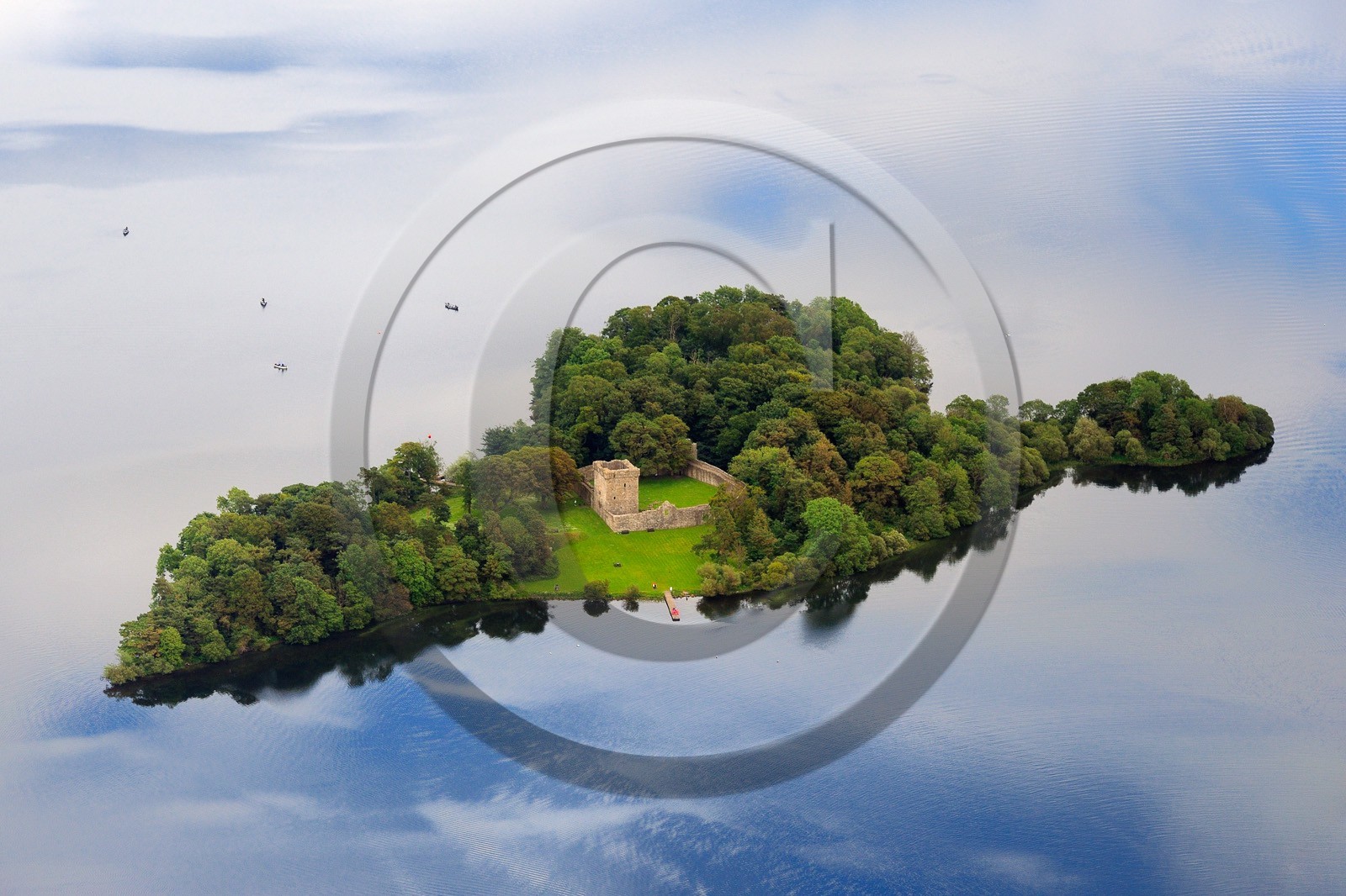Royaume-Uni, Ecosse, château de Loch Leven situé sur une île au milieu du loch où Marie Stuart fut emprisonnée et dont elle s'évada(vue aérienne)  United Kingdom, Scotland, Loch Leven Castle on an island in the middle of the loch where Mary Stuart was imprisoned and from which she escaped (aerial view)