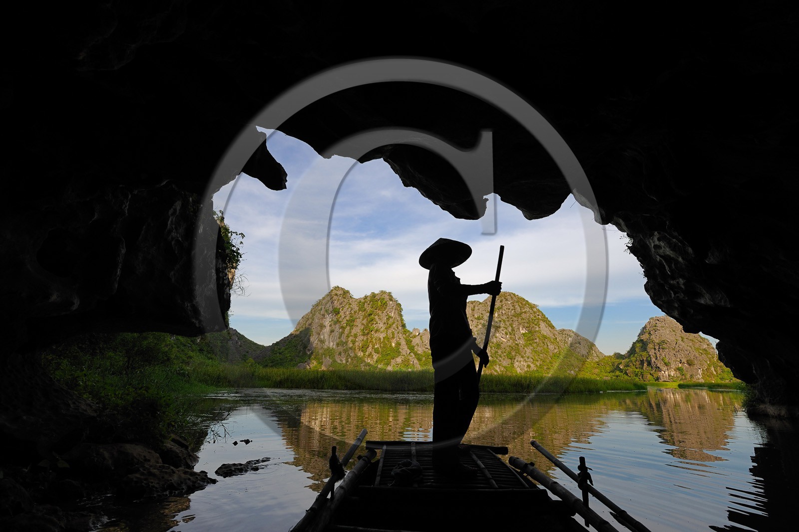 Vietnam, province de Ninh Binh, région surnommée la baie d'Halong terrestre, grotte de la réserve naturelle de Van Long    Vietnam, Ninh Binh province nicknamed Inland Halong Bay, cave from the Van Long Nature Reserve