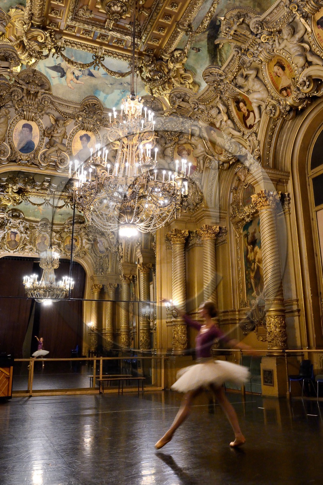 France, Paris (75), Opéra Garnier, échauffements avant d'entrer en scène dans le foyer de la Danse  France, Paris, the Garnier Opera, warm-ups before going on stage in the Foyer de la Danse