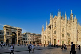 Italie, Lombardie, Milan, Piazza del Duomo, entrée de la galerie Vittorio Emanuele II, galerie commerçante construite au XIXème siècle par Giuseppe Mengoni et le Duomo (cathédrale) de style gothique flamboyant dans le centre historique  Italy, Lombardy, Milan, Piazza del Duomo, entry of Vittorio Emmanuel II Gallery, shopping arcade built on the 19th century by Giuseppe Mengoni and the Duomo Gothic style cathedral in the historical center