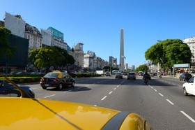 Argentine, Buenos Aires,  l'Obélisque sur l'avenue 9 de Julio, l'avenue la plus large du monde  Argentina, Buenos Aires,  the obelisk on 9 de Julio avenue, the widest avenue in the world