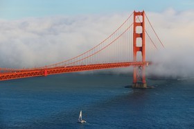 Etats-Unis, Californie, San Francisco, le pont du Golden Gate Bridge émergeant de la brume  United States, California, San Francisco, Golden Gate Bridge rising above the fog