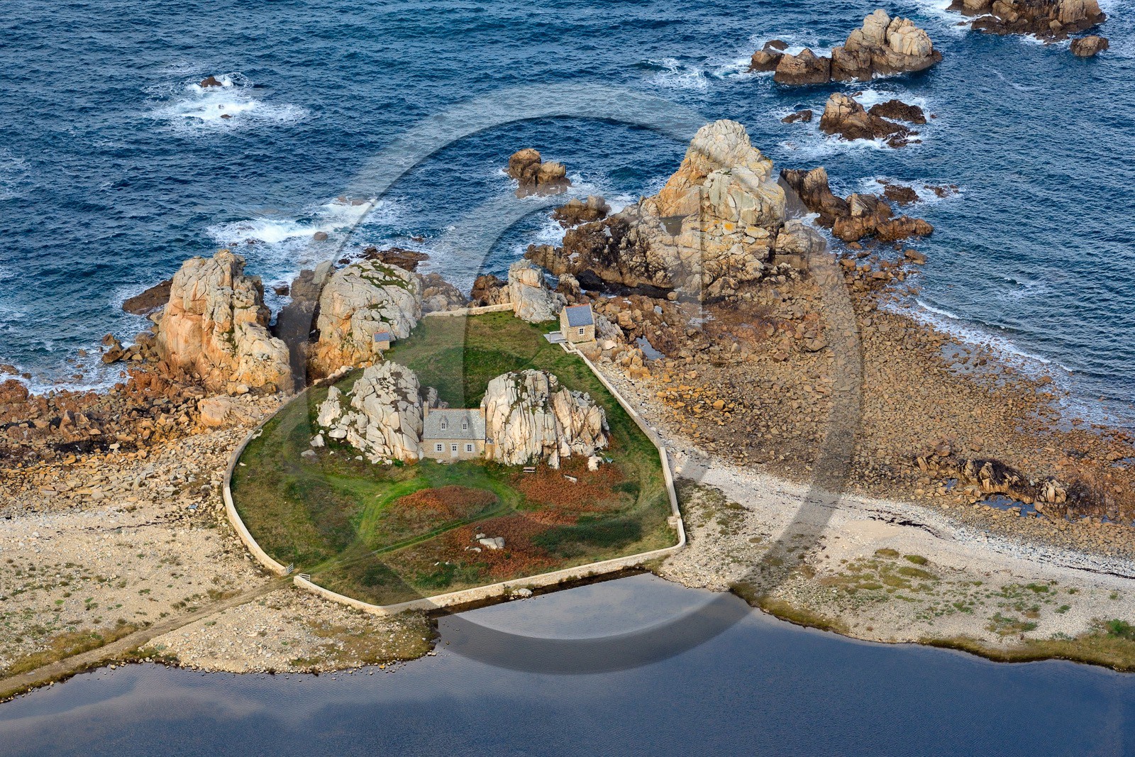 France, Côtes-d'Armor (22), Côte d'Ajoncs, Plougrescant, Anse de Pors Scaff, la petite maison de Castel Meur, toute représentation commerciale de cette maison est interdite (vue aérienne)  France, Cotes-d'Armor, Cote d'Ajoncs, Plougrescant, Pors Scaff cove, the little house of Castel Meur, any commercial representation of this house is forbidden (aerial view)