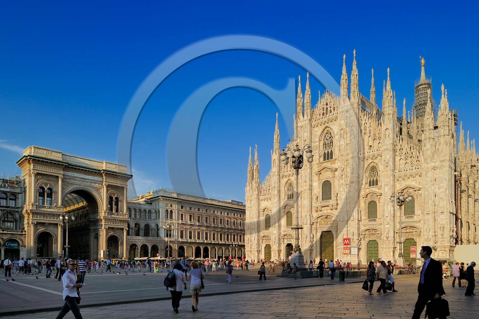 Italie, Lombardie, Milan, Piazza del Duomo, entrée de la galerie Vittorio Emanuele II, galerie commerçante construite au XIXème siècle par Giuseppe Mengoni et le Duomo (cathédrale) de style gothique flamboyant dans le centre historique  Italy, Lombardy, Milan, Piazza del Duomo, entry of Vittorio Emmanuel II Gallery, shopping arcade built on the 19th century by Giuseppe Mengoni and the Duomo Gothic style cathedral in the historical center