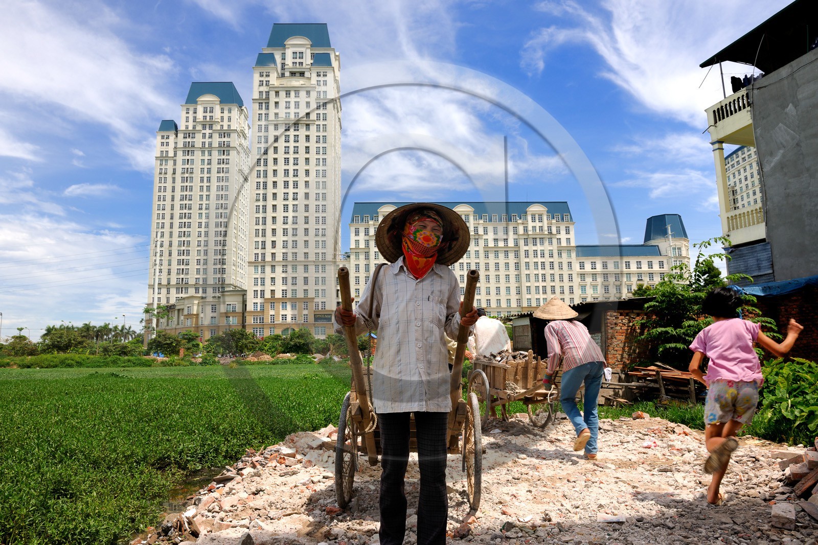 Vietnam, Hanoï, quartier de Cau Giay, nouveaux immeubles de luxe The Manor construit dans des anciennes rizières     Vietnam, Hanoï, Cau Giay district, new luxury buildings The Manor in former rice fields