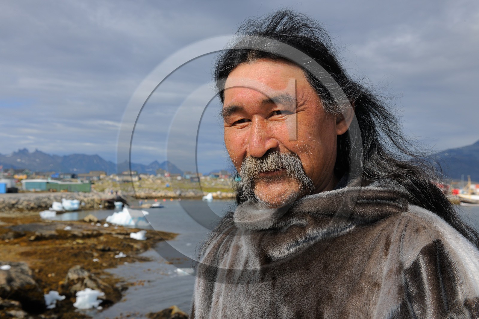 Groenland, ville de Nanortalik, Inuit en vêtements traditionnels en peau de phoque  Greenland, city of Nanortalik, Inuit wearing traditional clothes made of seal skin