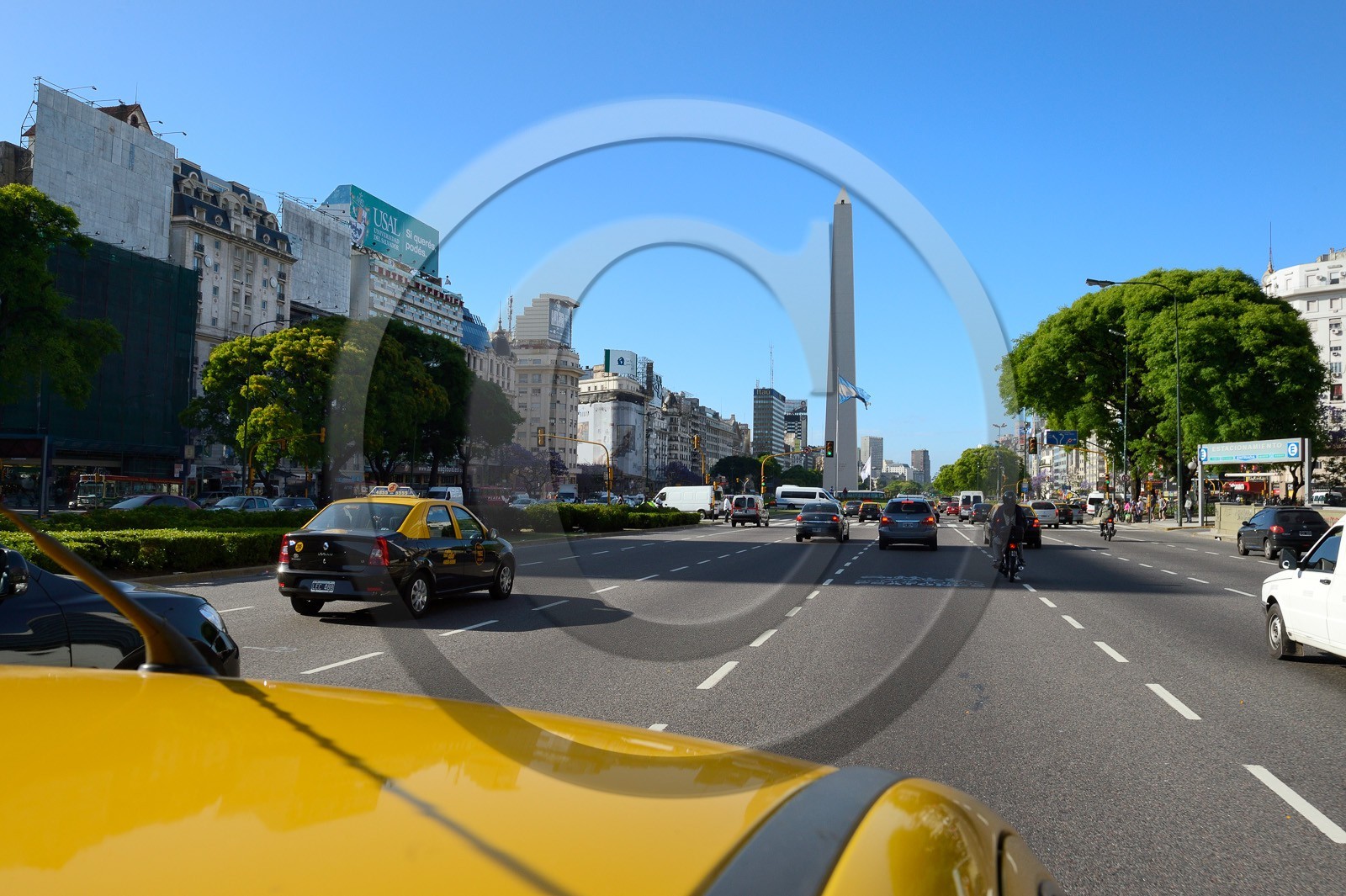 Argentine, Buenos Aires,  l'Obélisque sur l'avenue 9 de Julio, l'avenue la plus large du monde  Argentina, Buenos Aires,  the obelisk on 9 de Julio avenue, the widest avenue in the world