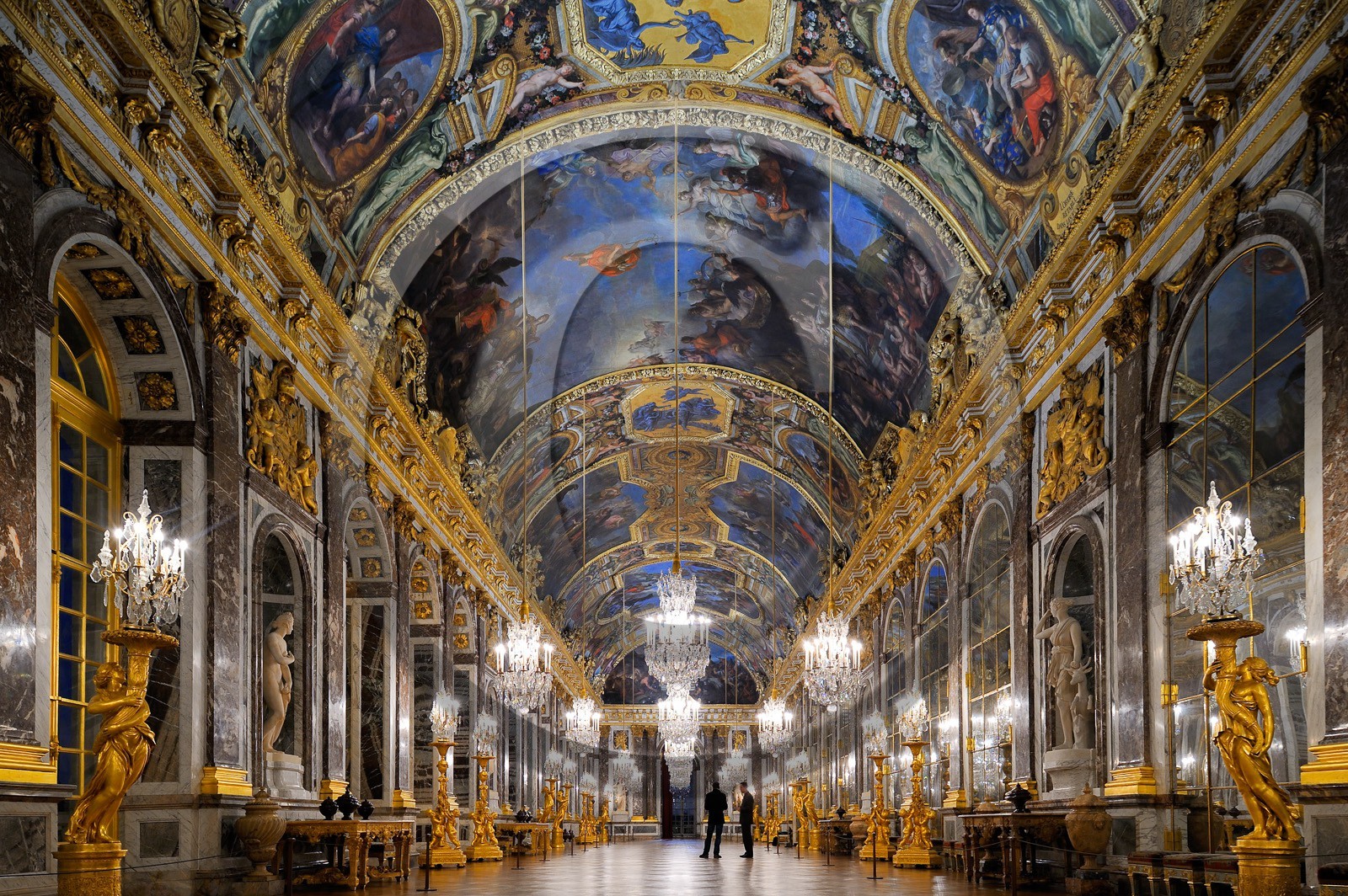 France, Yvelines (78), château de Versailles, classé Patrimoine Mondial de l'UNESCO, Galerie des Glaces (longueur 73m et largeur 10,50m) avec 17 fenêtres et 357 miroirs, architecte Jules Hardouin-Mansart (1678 - 1684)  France, Yvelines, Chateau de Versailles, listed as World Heritage by UNESCO, Galerie des Glaces (Hall of Mirrors), length 73m and width 10,50m, with 17 windows and 357 mirrors, architect Jules Hardouin Mansart (1678-1684)