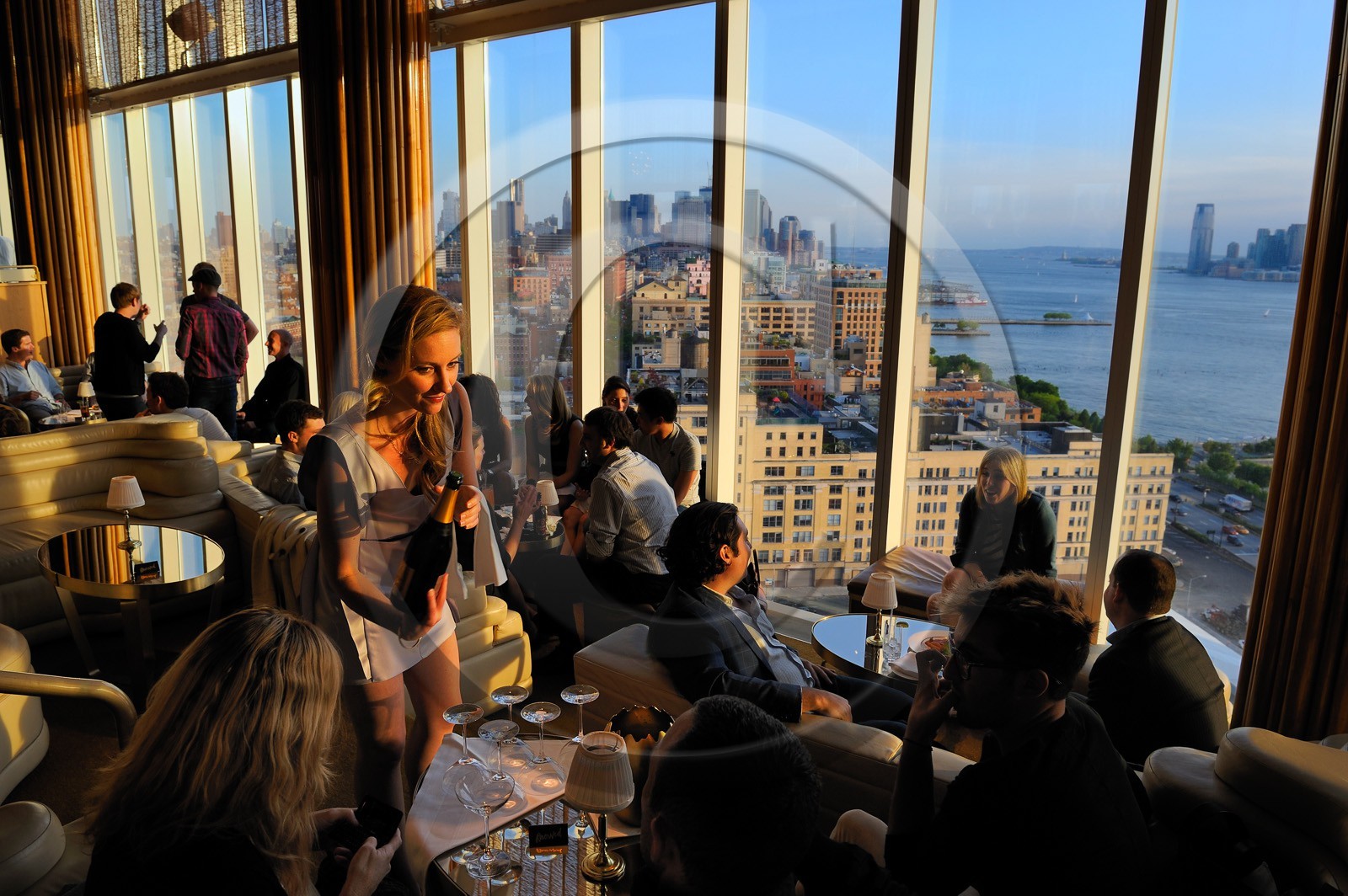 Etats-Unis, New York, Manhattan, Meatpacking district, champagne au bar du Standart Hotel qui surplombe la High Line, vue sur Downtown, Hudson river et New Jersey   United States, New York, Manhattan, Meatpacking District, champagne at the bar from the Standart Hotel build over the High Line, overlooking Downtown, Hudson River and New Jersey