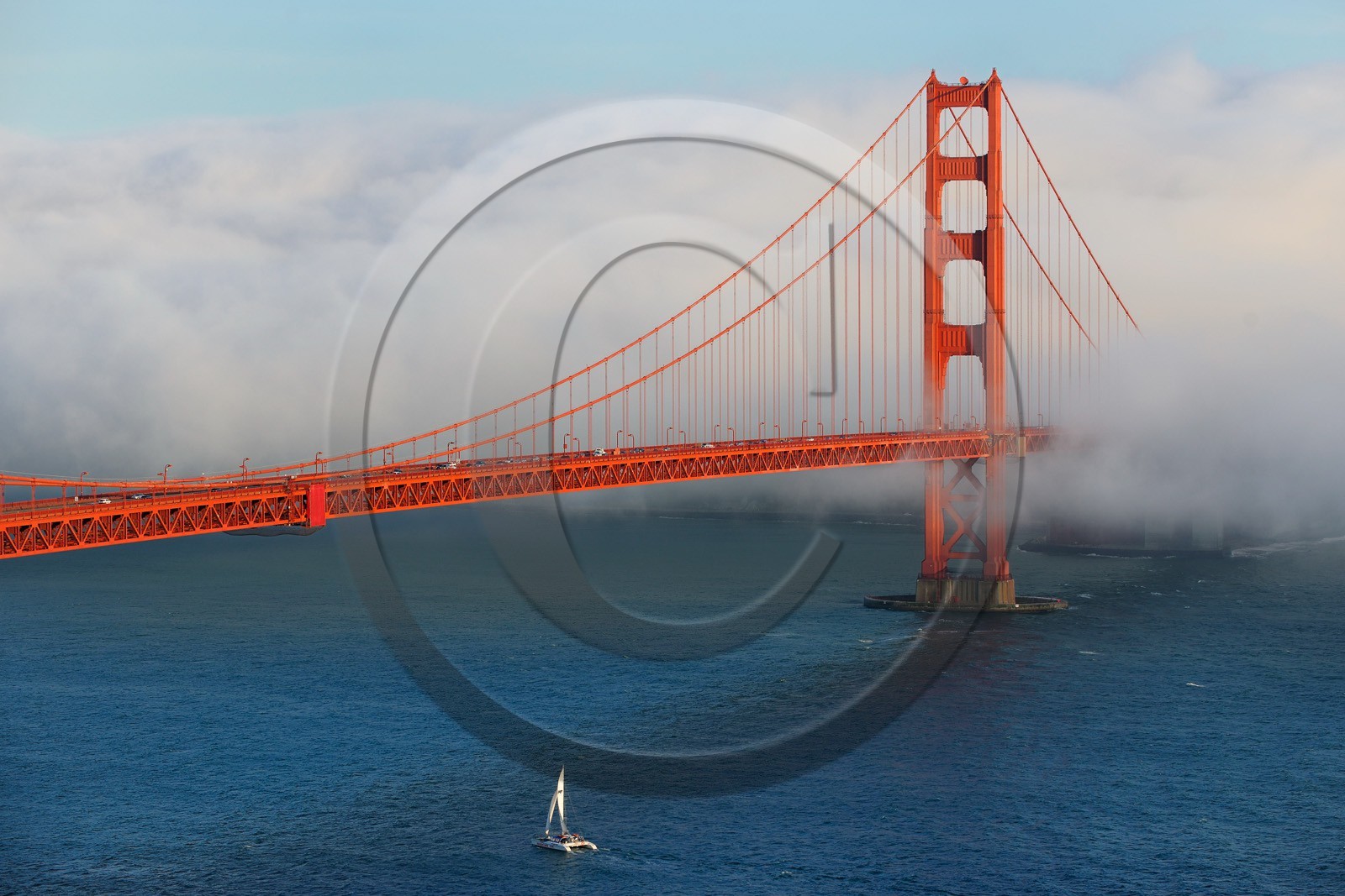 Etats-Unis, Californie, San Francisco, le pont du Golden Gate Bridge émergeant de la brume  United States, California, San Francisco, Golden Gate Bridge rising above the fog